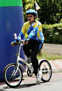 Mr. Tseng, who has suffered from Parkinson’s disease for 19 years, started cycling rehabilitation 2 years ago. He participated in the event in Nantou and demonstrated his liveliness. 